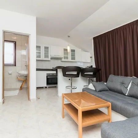 Rooms&apartments Hegic *